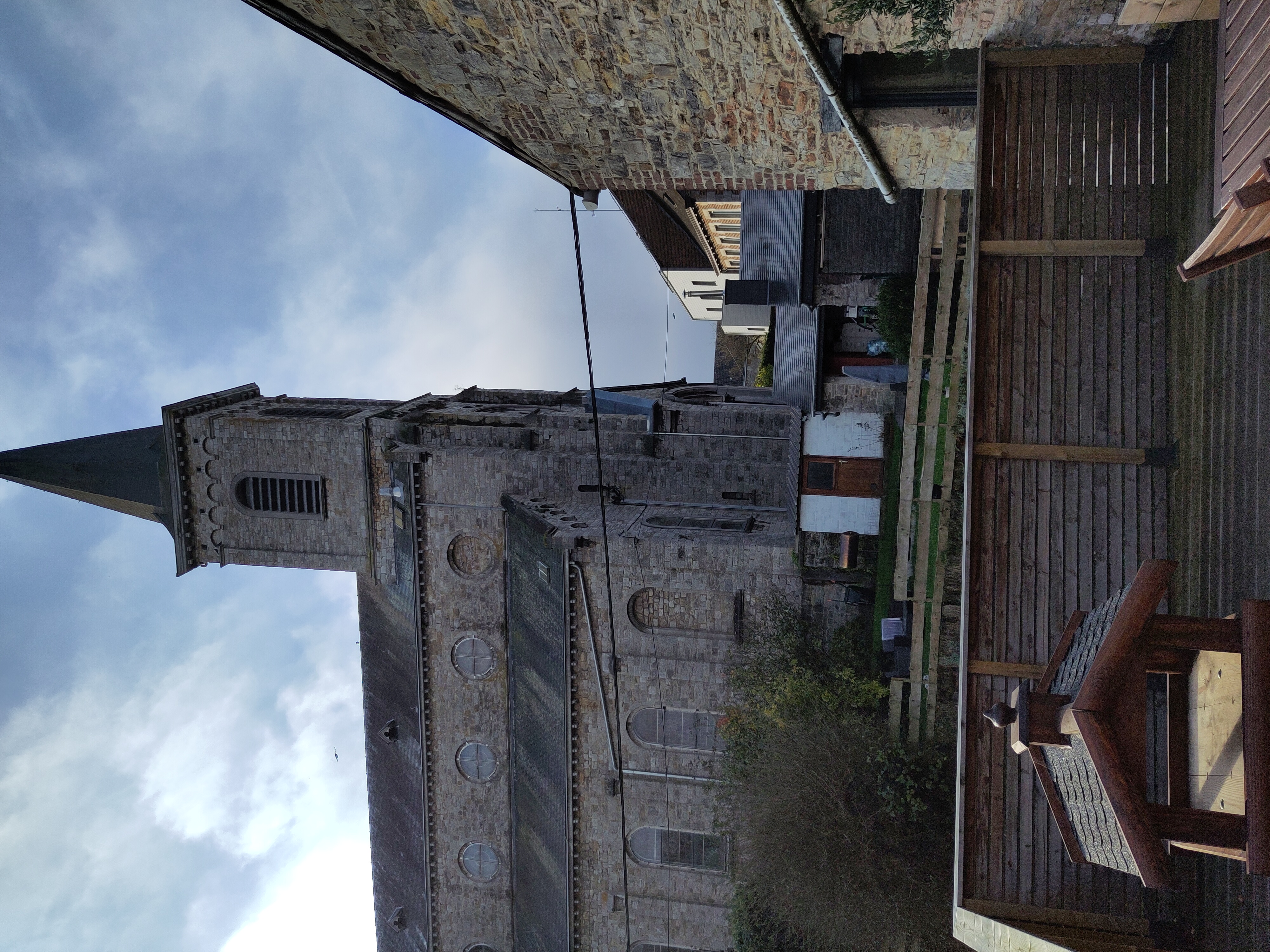 Vue latérale du garde-corps et brise-vue en bois